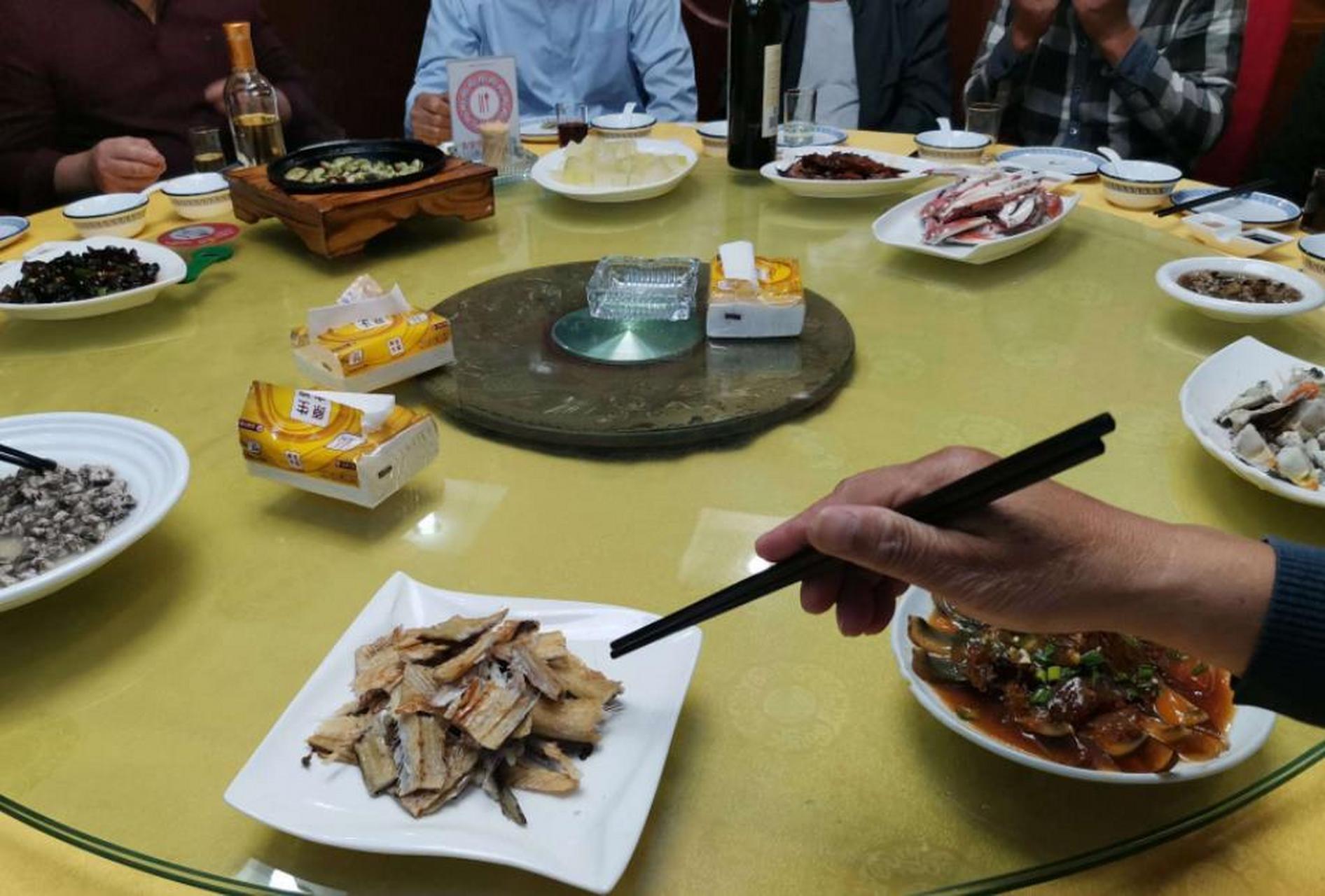 昨天陪领导跟甲方4位高层吃饭,点了8个菜,1瓶茅台酒.