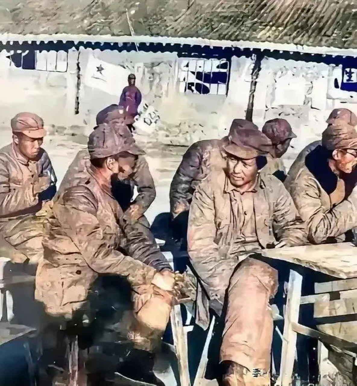 从照片中可以看到,红军指战员们虽然衣衫褴褛,面容憔悴,但眼中透漏