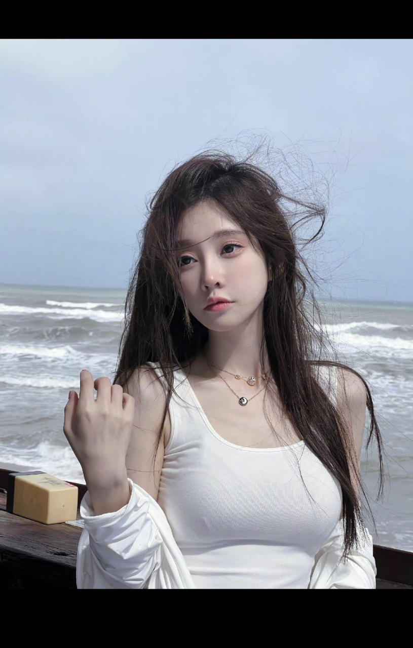 网红美女歌手  冯提莫 冯提莫,本名冯亚男,1991年12月19日出生于重庆