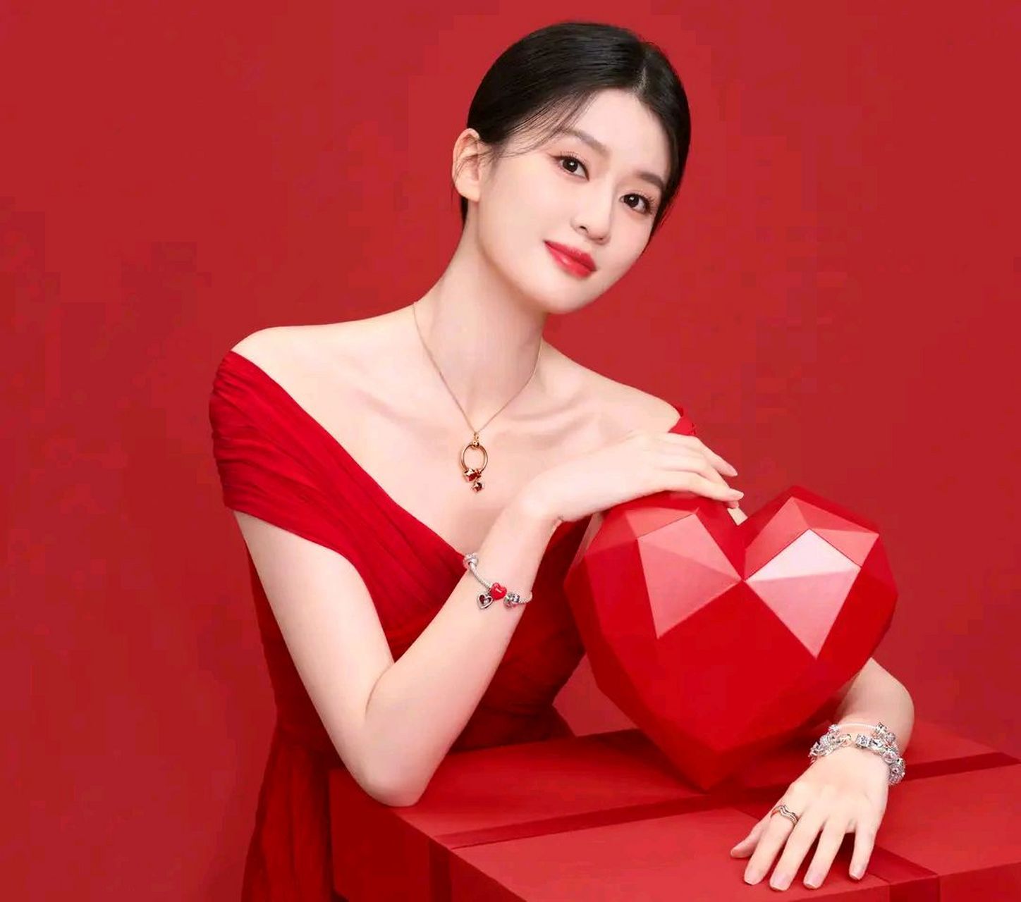 乔欣曾身穿一字肩红裙出席活动,红唇妆搭配潘多拉珠宝,优雅甜美,令人