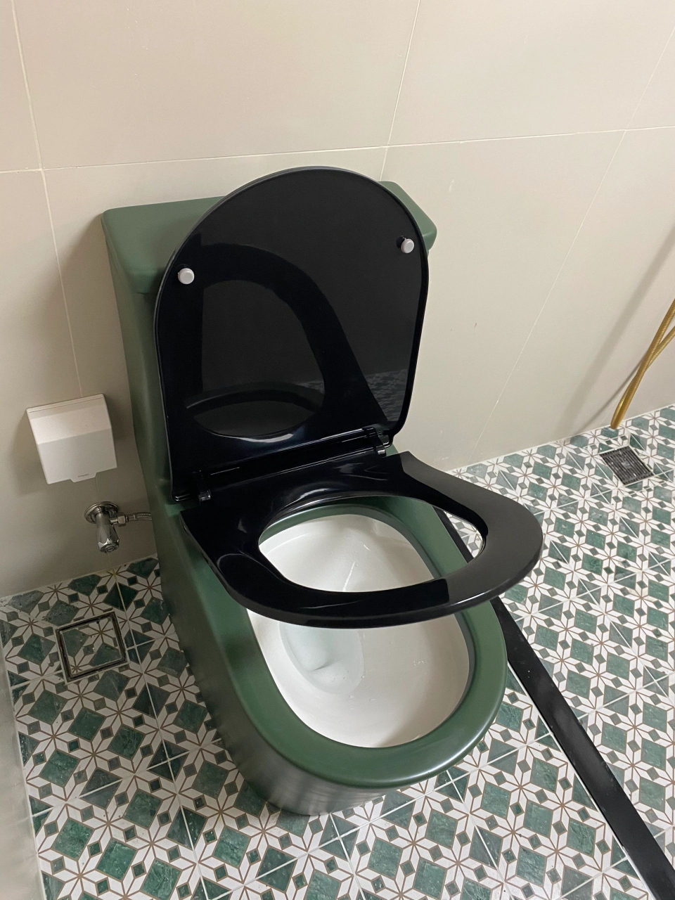 马桶下水是改过管道的,地方狭窄尺寸有限制,网上看了好久才看到