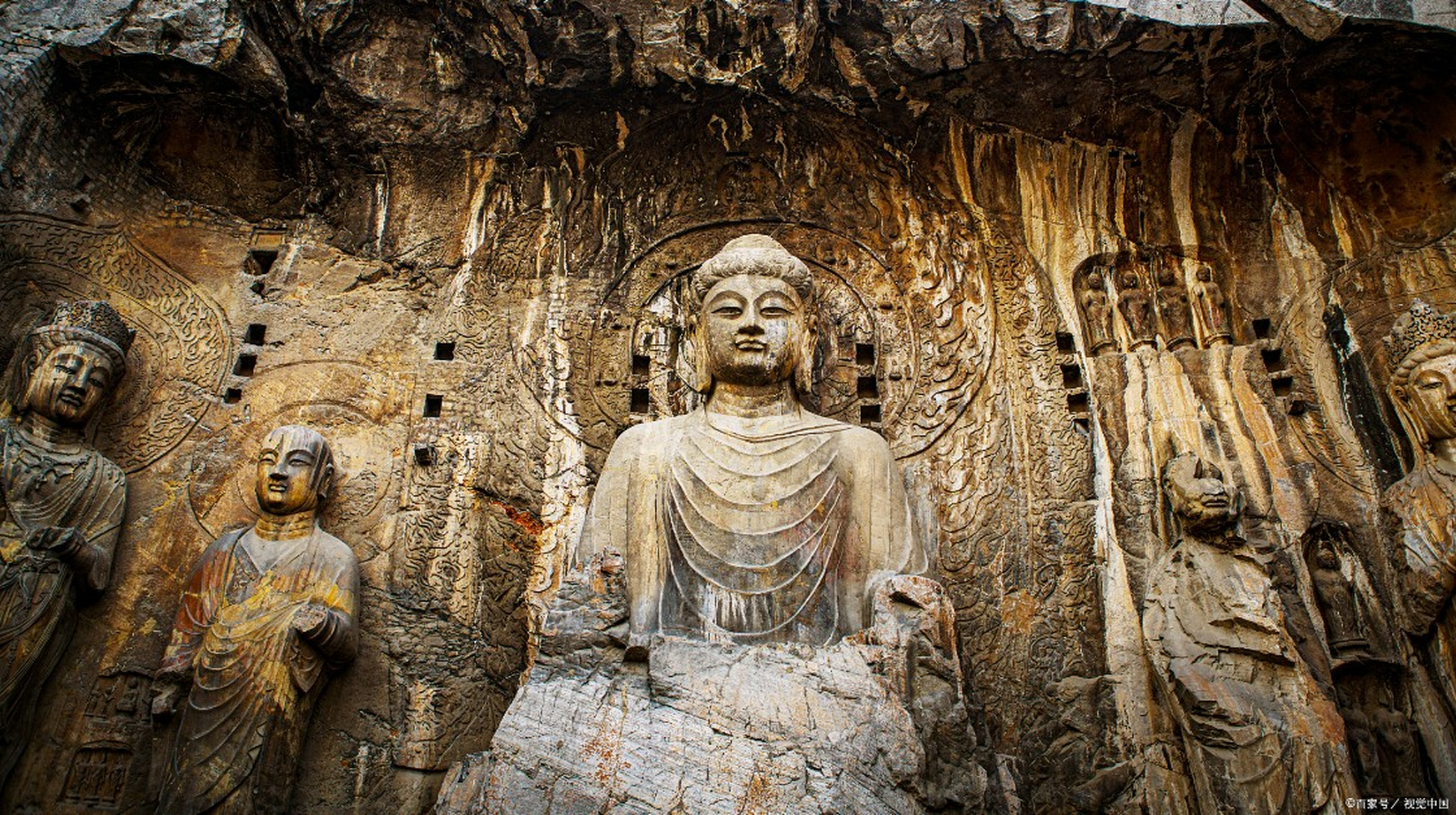 卢舍那大佛是龙门石窟中规模最大,艺术水平最高的佛像,是武则天的象征