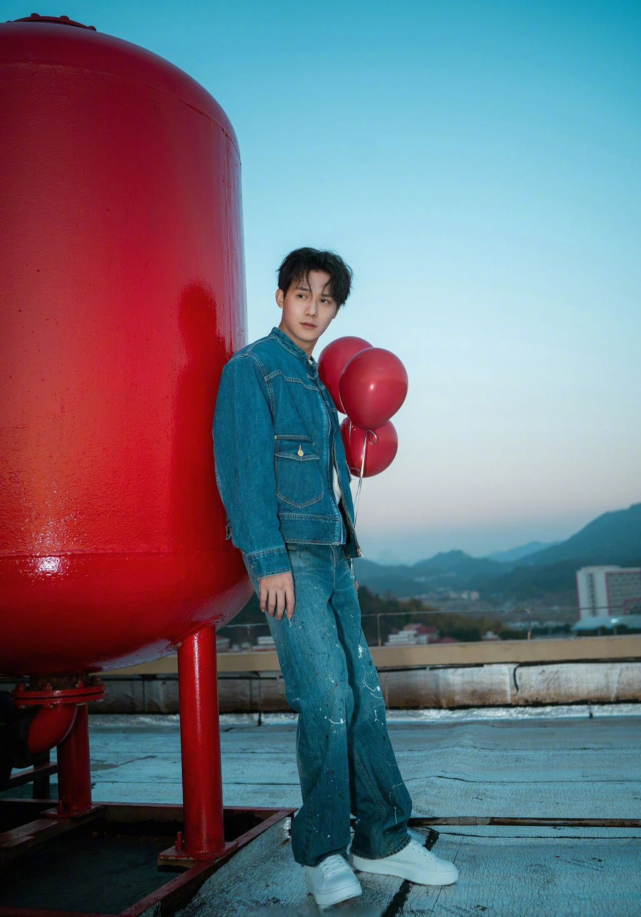 郑业成一身牛仔穿搭,青春时尚,又帅气又阳光!