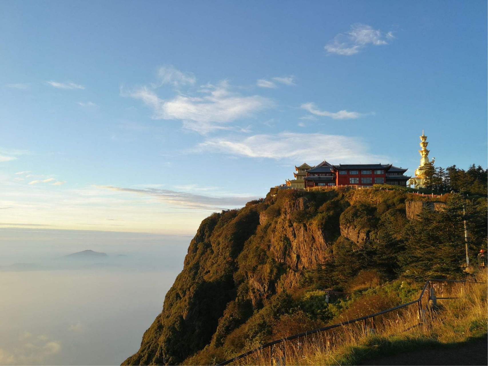 中国九大宗教名山  1,湖北武当山 2,四川峨眉山 3,山西五台山 4,浙江