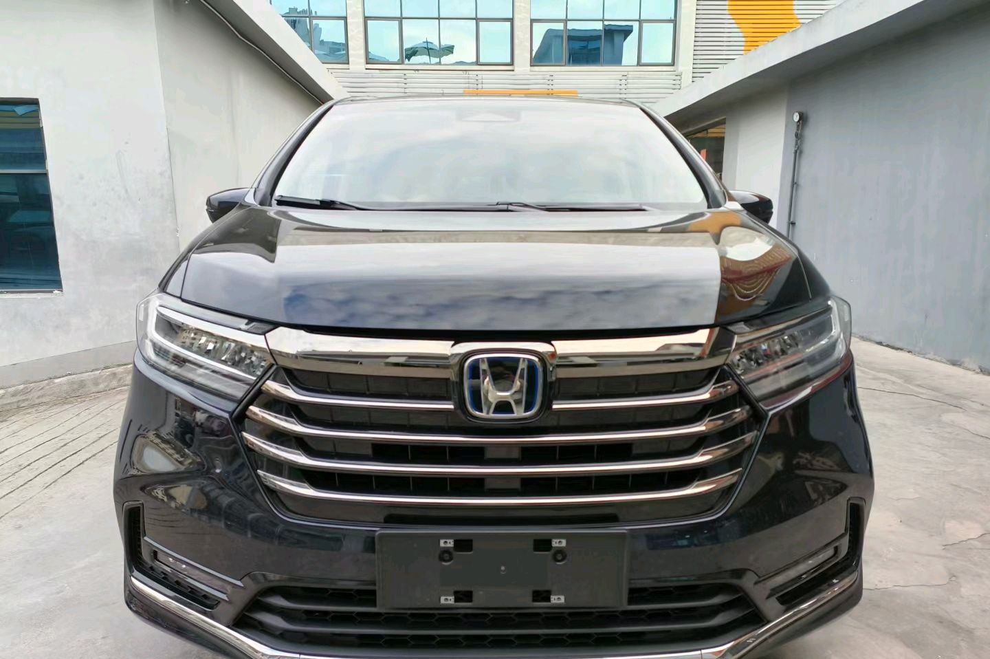 全新混动本田奥德赛:重塑豪华mpv新篇章,蓝色车标极具辨识度