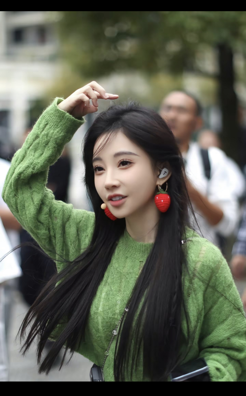 网红美女歌手  冯提莫 冯提莫,本名冯亚男,1991年12月19日出生于重庆