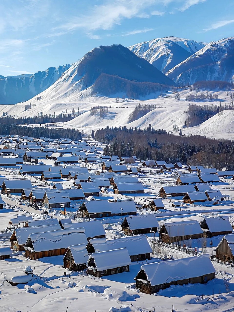 新疆阿勒泰禾木村,被称为"神的自留地",是图瓦人的集中生活居住地.