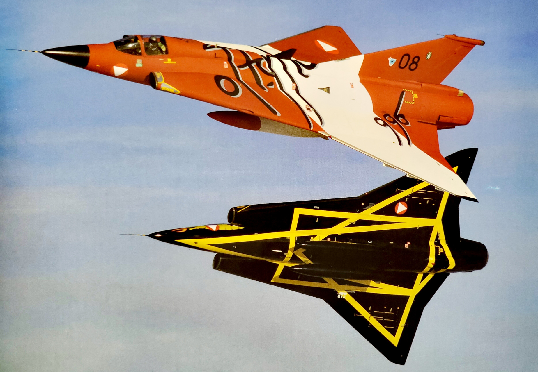 战机欣赏:涂装颇具特色的瑞典萨博35"龙"式战斗机,该机采用了无尾双