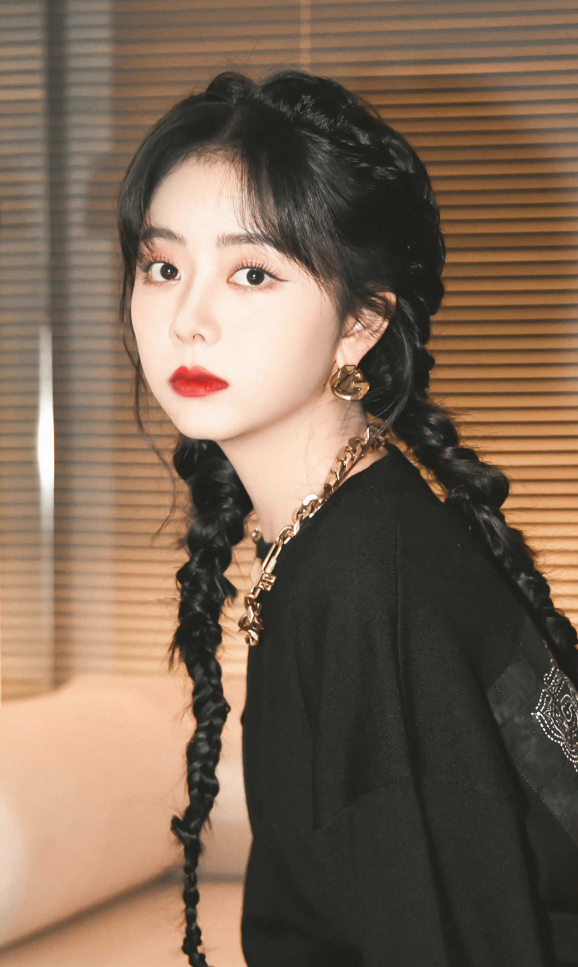 谭松韵一身黑色穿搭,扎着双麻花辫,精致时尚,可爱灵动,满满的少女感!