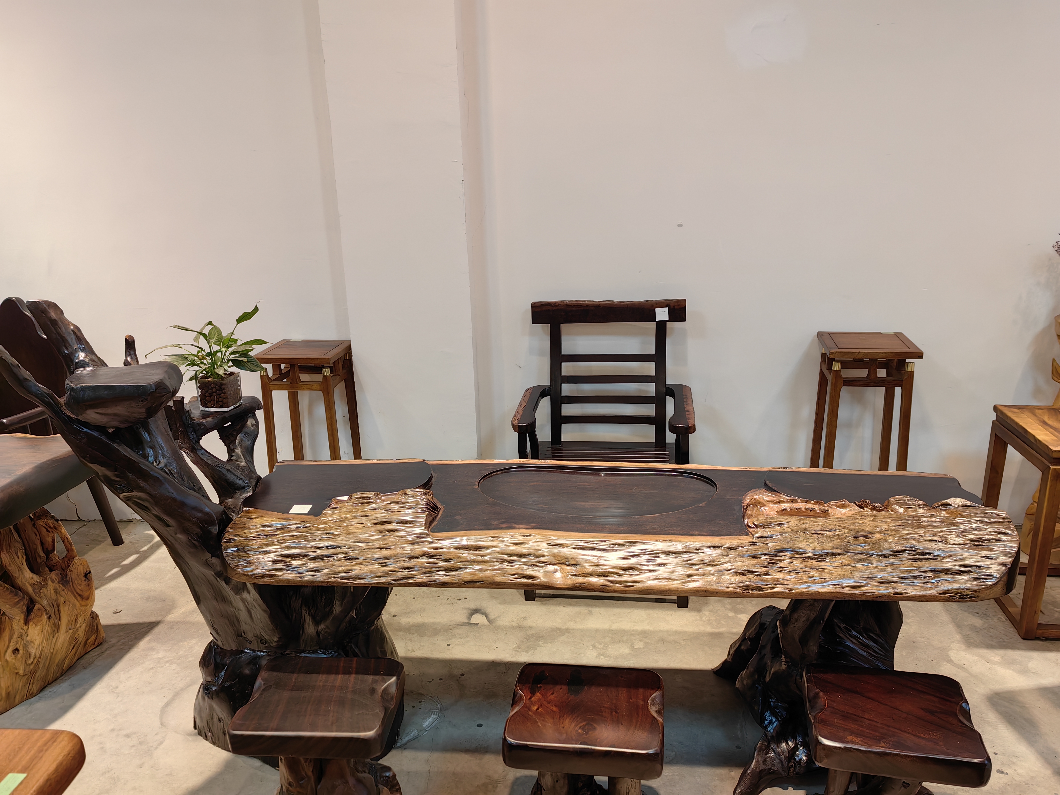 黑金檀木中硬汉,象征作风强硬的精神.