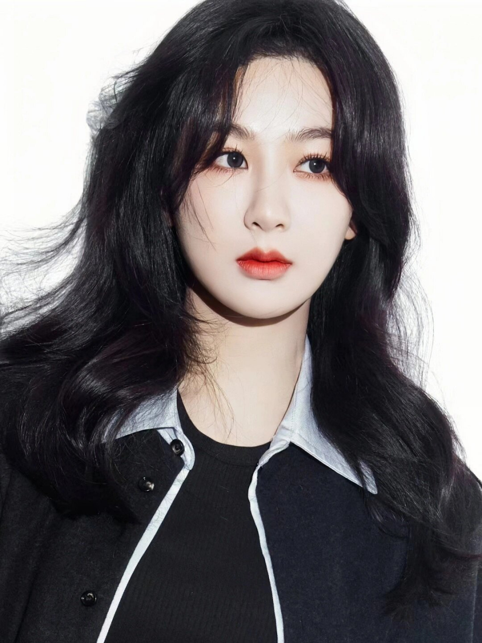 甚至在上学时,我还和同学争论过这个话题,我一直觉得杨紫非常漂亮.