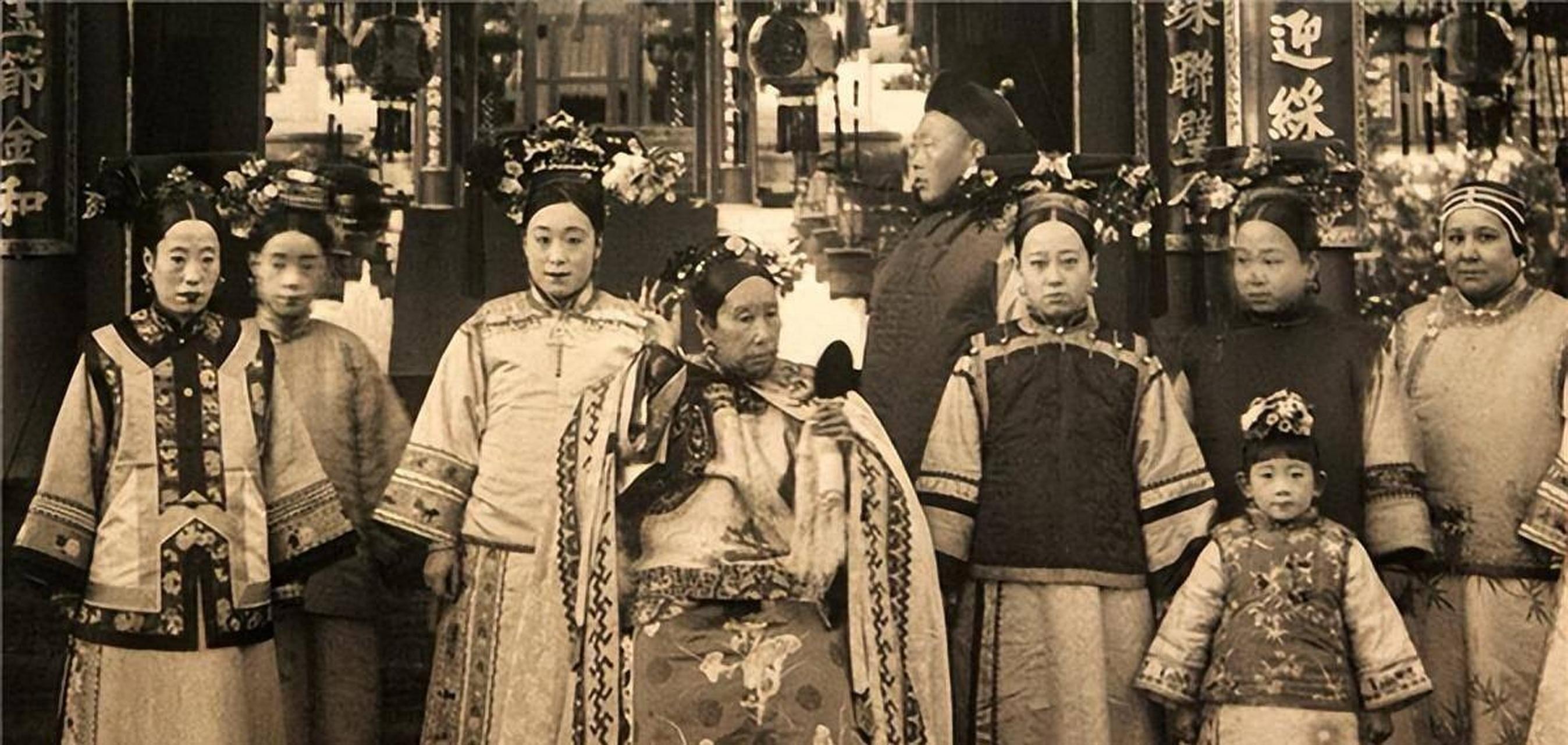 清朝第一美人四格格是庆亲王奕劻的女儿,她聪明伶俐,貌美如花,自小受