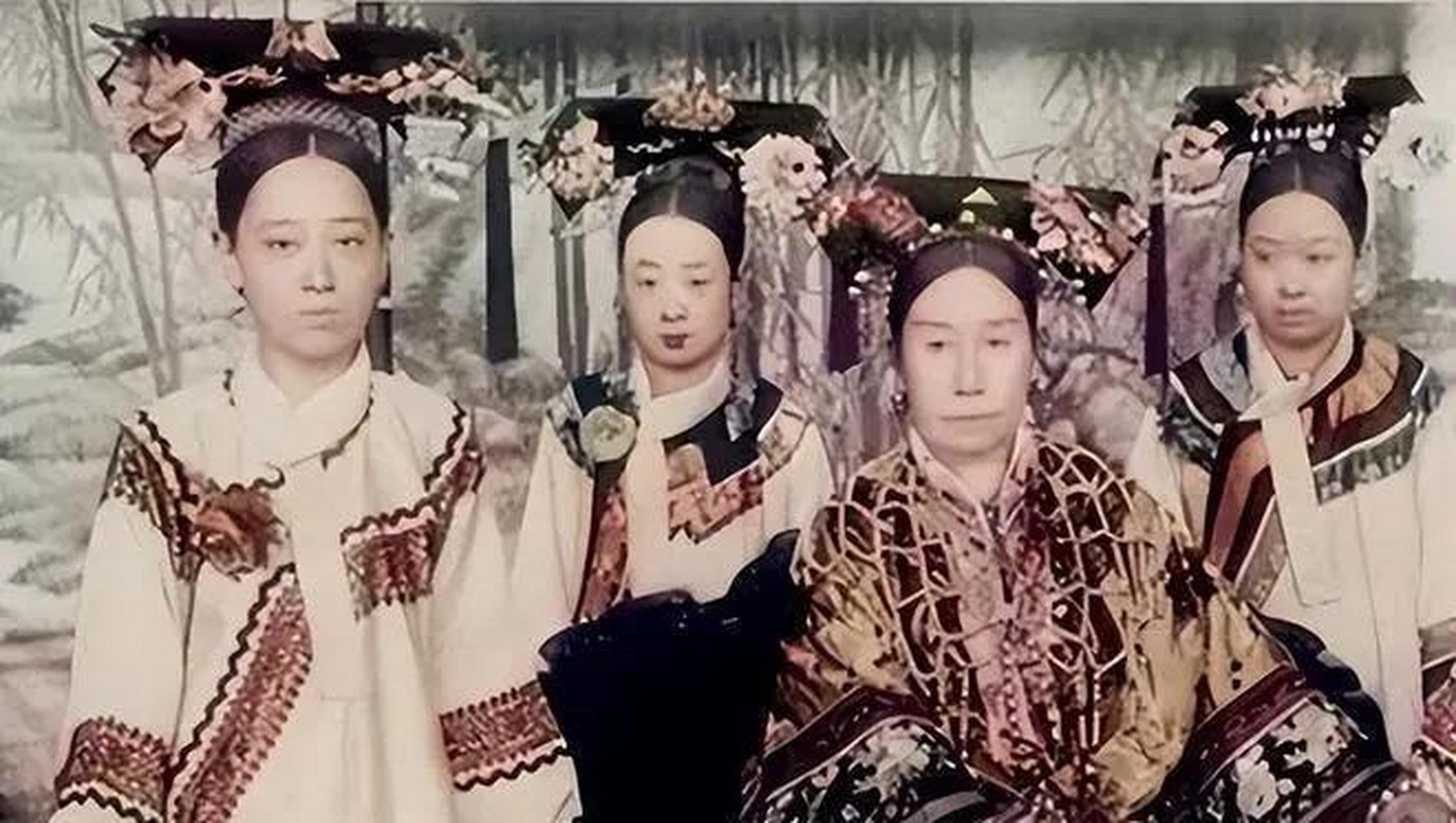 清朝第一美人四格格是庆亲王奕劻的女儿,她聪明伶俐,貌美如花,自小受