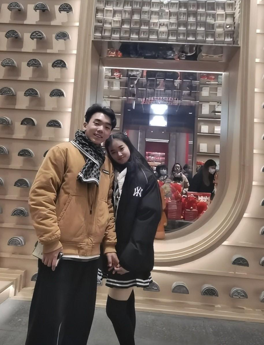 大一儿子带女友回家母亲看到颜值嘴笑到耳朵根网友酸了