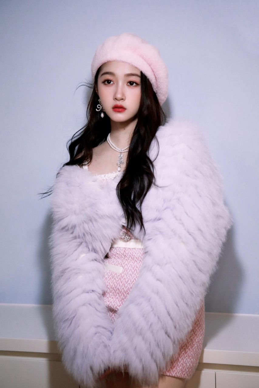 穿粉色吊带短裙配皮草,十分抓人眼球  天寒地冻的天气也影响不了女