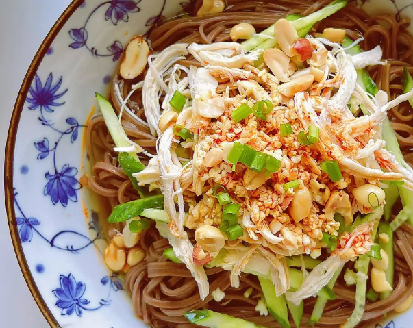 那就快来试试鸡丝荞麦面吧!好吃营养又简单!