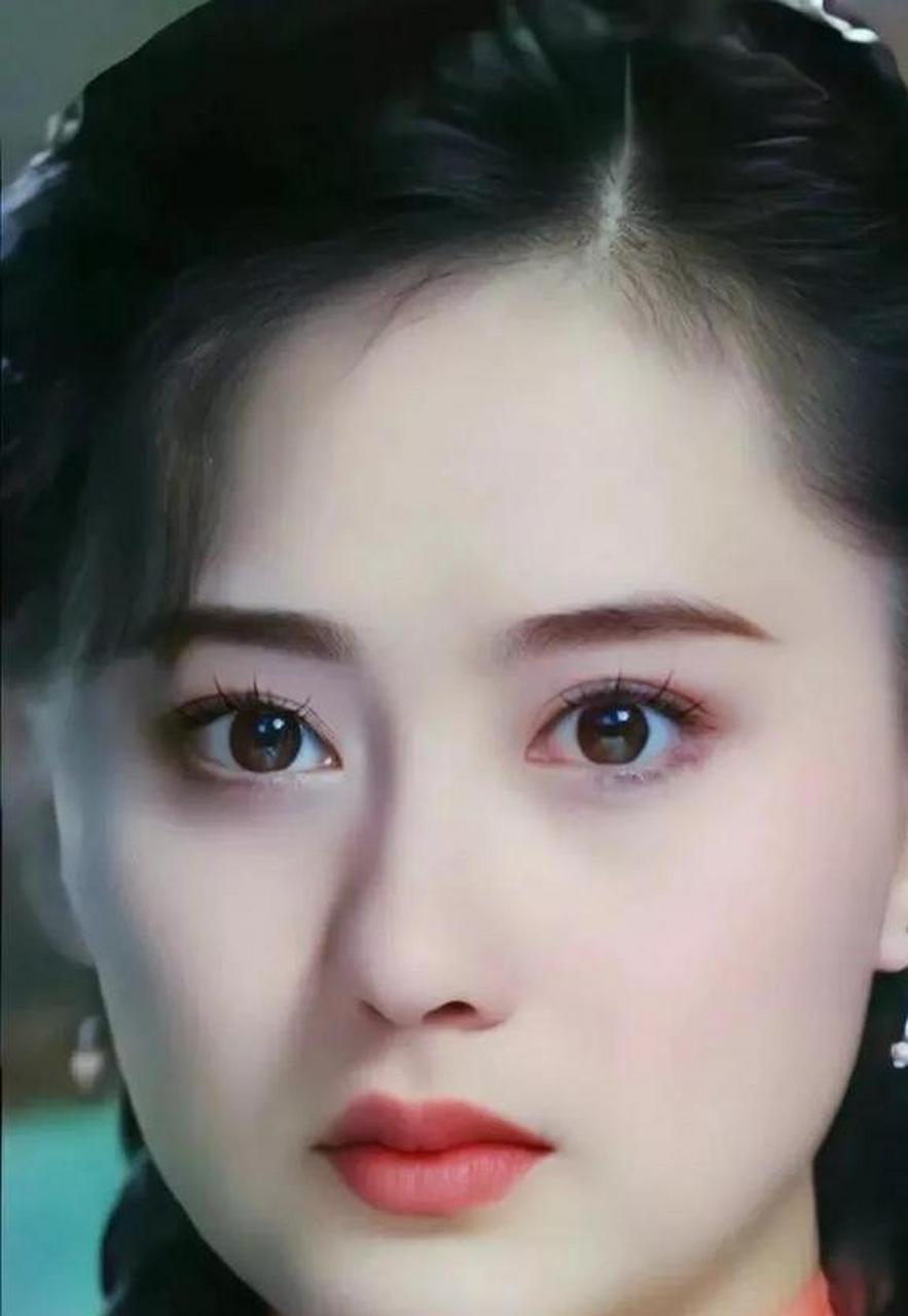 陈德容年轻的时候可真好看,水灵灵的,尤其眼睛,好像会说话一样,当年得