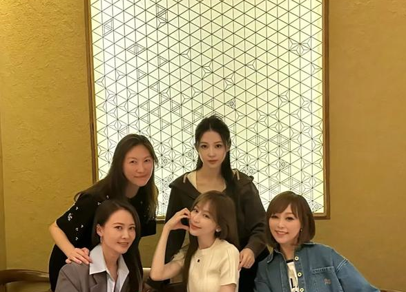 潘玮柏带新婚妻子参加阿联退役仪式,宣云表情凝重,被指太高冷!