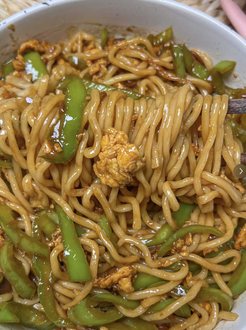 哎呀,破防了!这个青椒鸡蛋酱打卤面简直太好吃了!