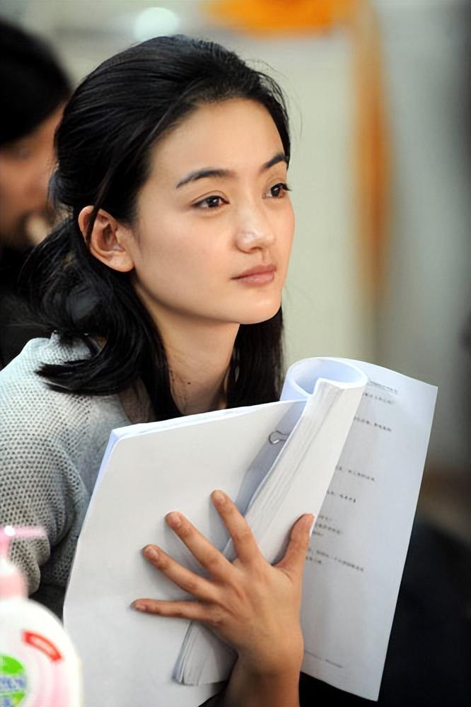 她是胡歌同班同学24岁靠潜伏走红嫁富商10年非常低调