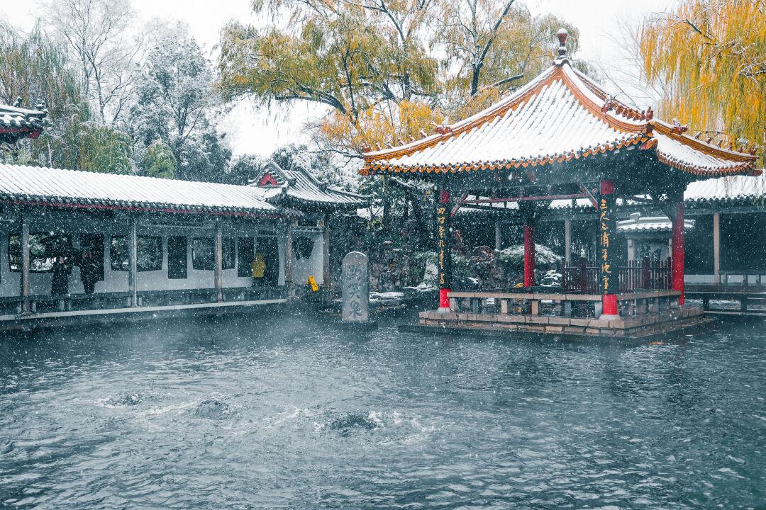 济南趵突泉雪景图片