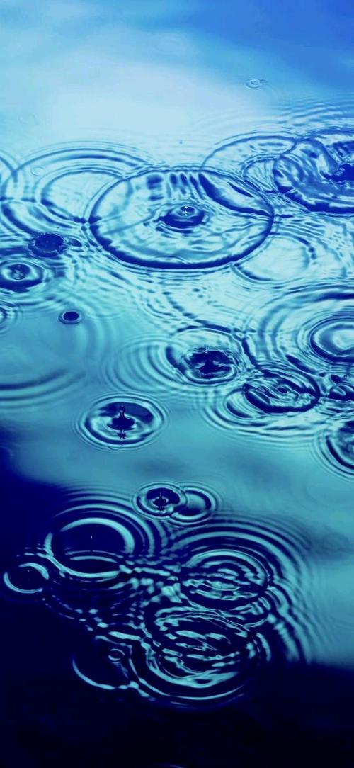 为什么雨落下的时候是一滴一滴的,而不是像倒水一样一股水流呢?