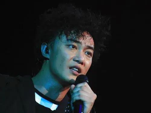 这6位男神中年秃顶,从郑少秋到黄晓明,个个发际线高到离谱!