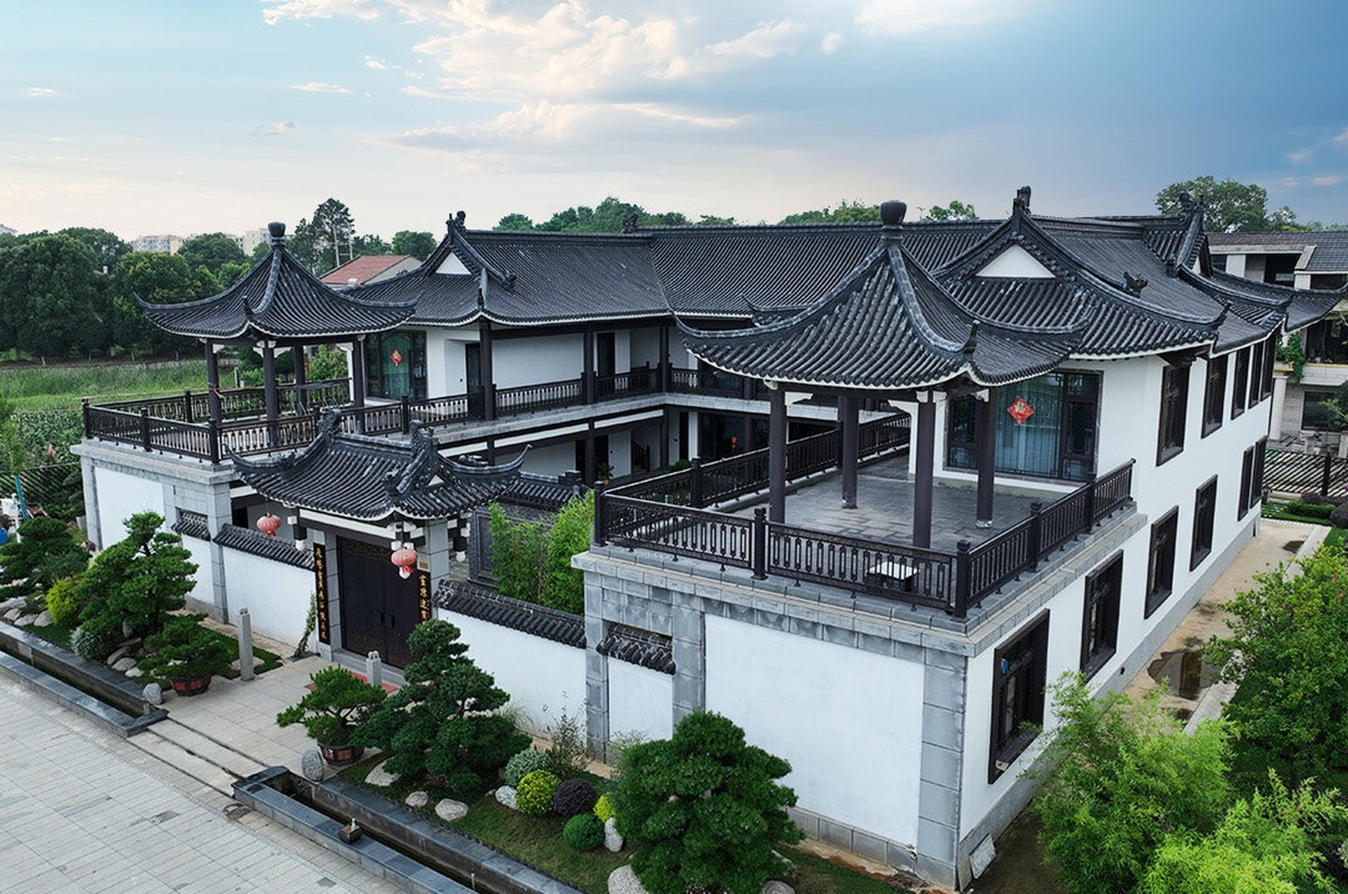 房子沿用传统的中式四合院格局布置,可以体验一翻古