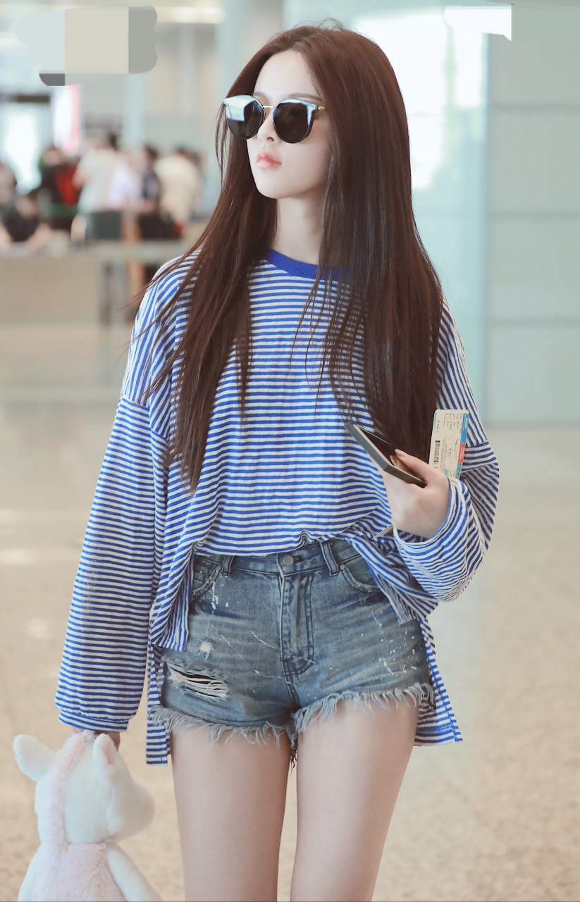杨超越生图释出,这个身材真的绝了,蓝色上衣搭配牛仔短裤真的把好