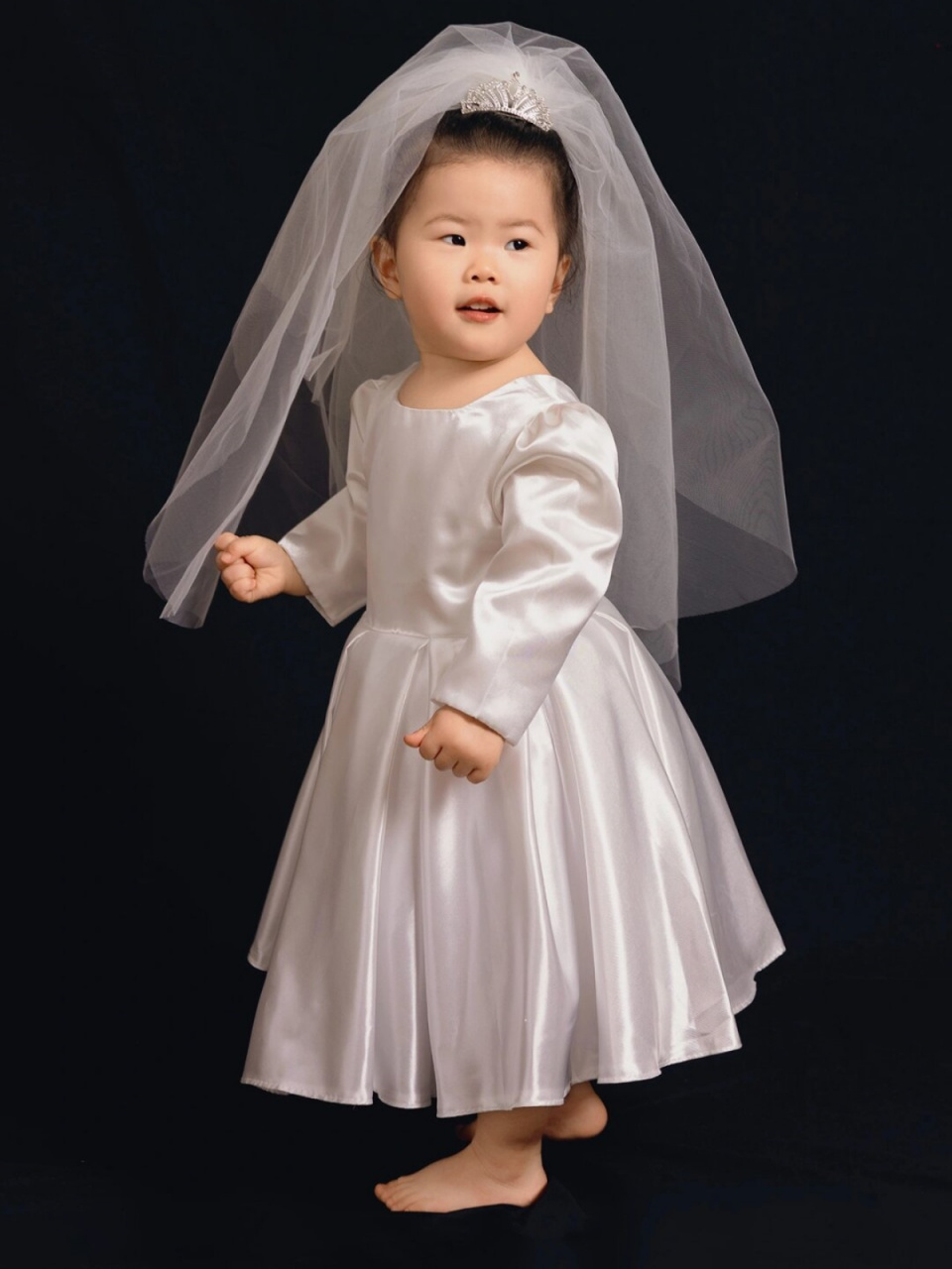 小小的人穿上小小的婚纱  每个小女孩都会有一个婚纱梦,这个小女孩也