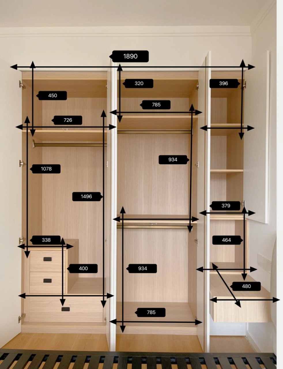 一门到顶的极简衣柜分区