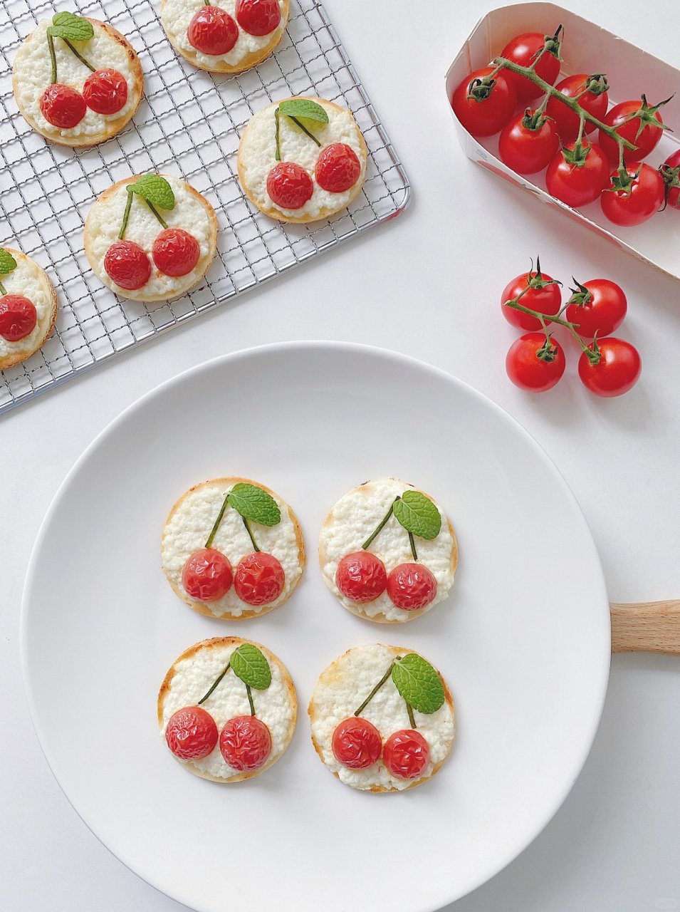 就是这个超萌超可爱超迷你的樱桃披萨 用小番茄做成了樱桃的造型,做 