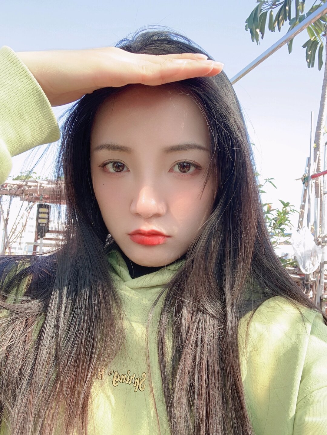 无辜狗狗眼妆耶  整个眼妆以绿色为主调,通过不同深浅的绿色眼影打造