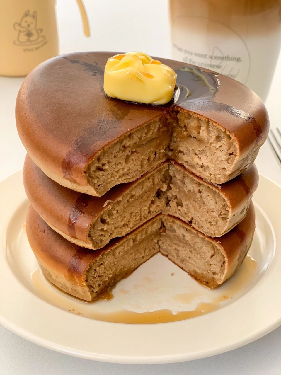 醇厚咖啡味的黄油枫糖浆厚松饼 香甜松软吃不腻～ 绝对让你一口