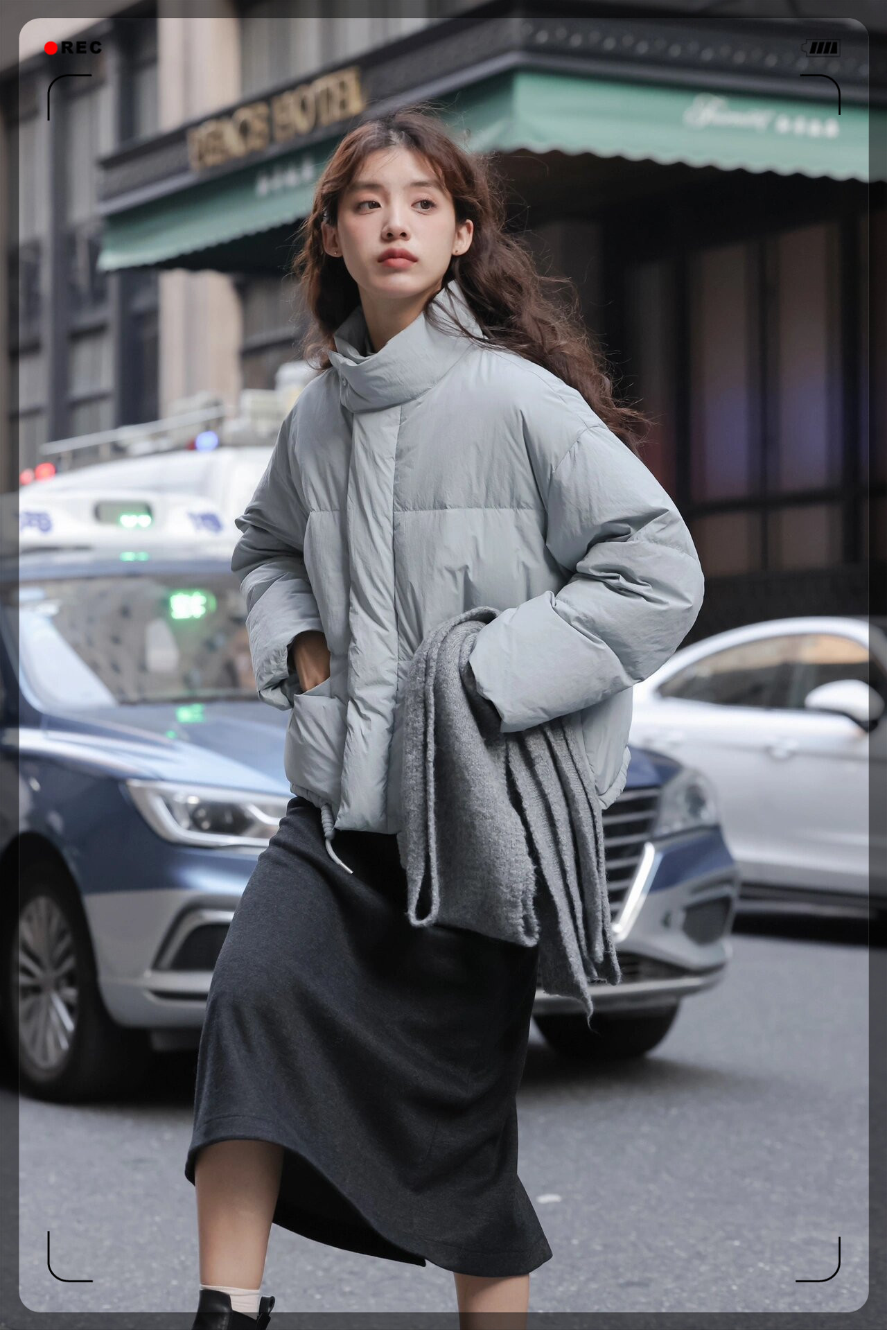 穿上适合下雪天氛围的冷色调穿搭,让你在寒冷的