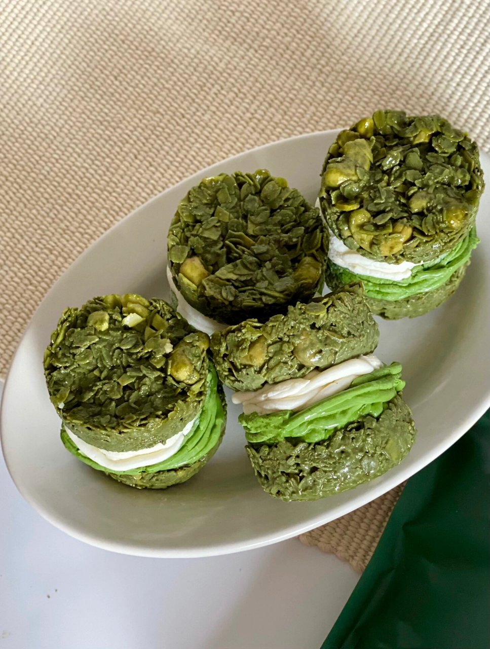 抹茶白巧燕麦脆吨吨  准备食材 抹茶白巧燕麦:白巧克力150g  椰子油15