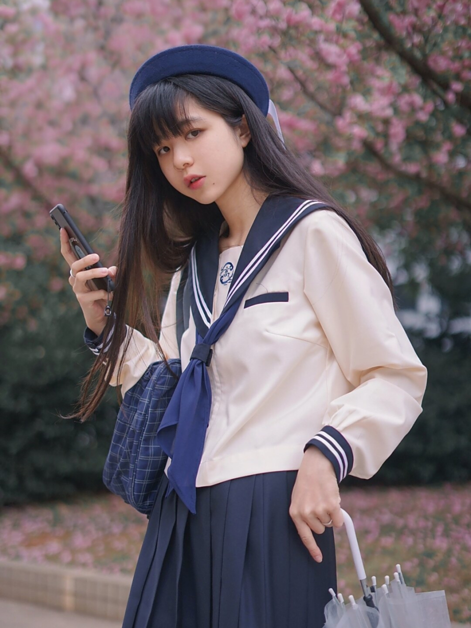 穿着jk制服,我感受到一种清纯与可爱的气息.