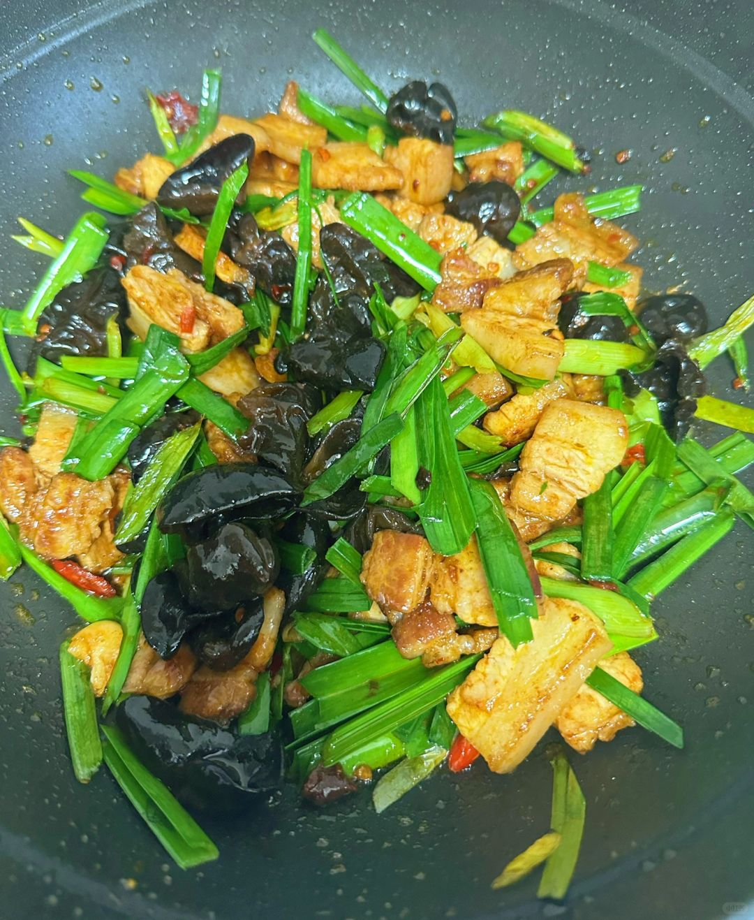 今天我要给大家介绍一道让人欲罢不能的蒜苗炒回锅肉