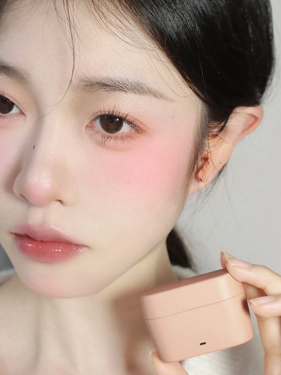 甜度爆表草莓冰糖妆  这款妆容以温暖的粉色系为主调,甜美可爱,如同