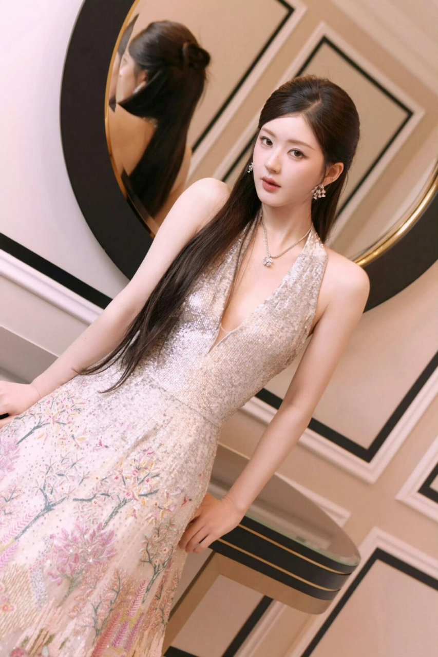 在逃公主赵露思花海礼服裙好piu亮啊