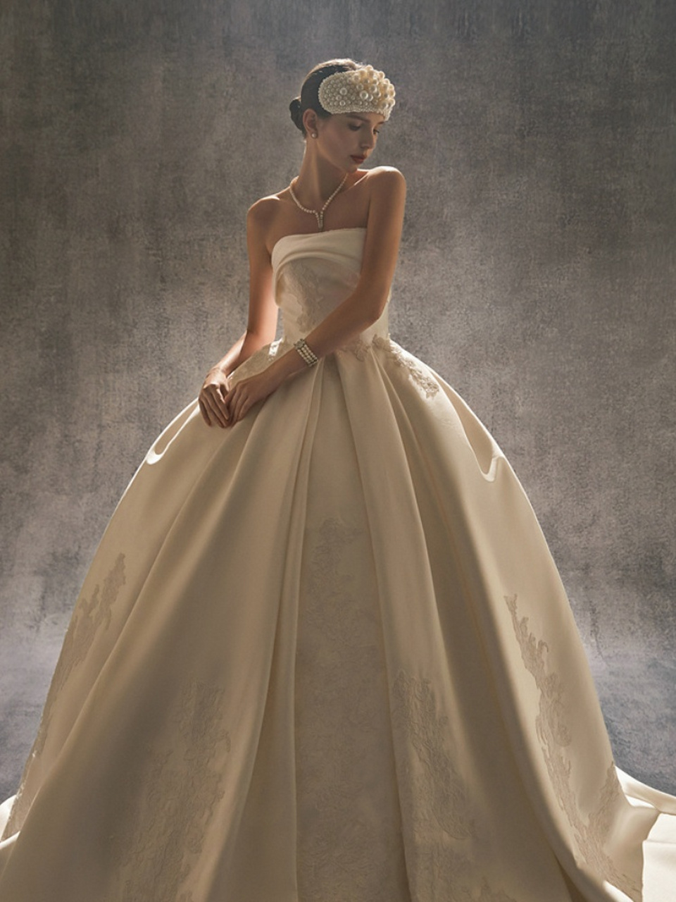 九件重工婚纱分享  在婚礼上,婚纱是每个新娘展现自己独特魅力的关键.