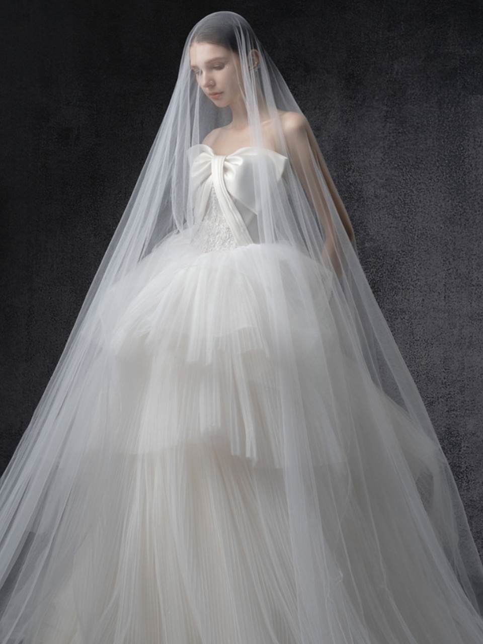 九件重工婚纱分享  在婚礼上,婚纱是每个新娘展现自己独特魅力的关键.