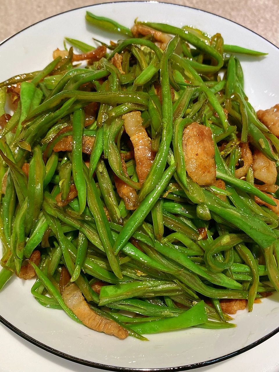 这道菜的关键在于扁豆角和肉的搭配.将