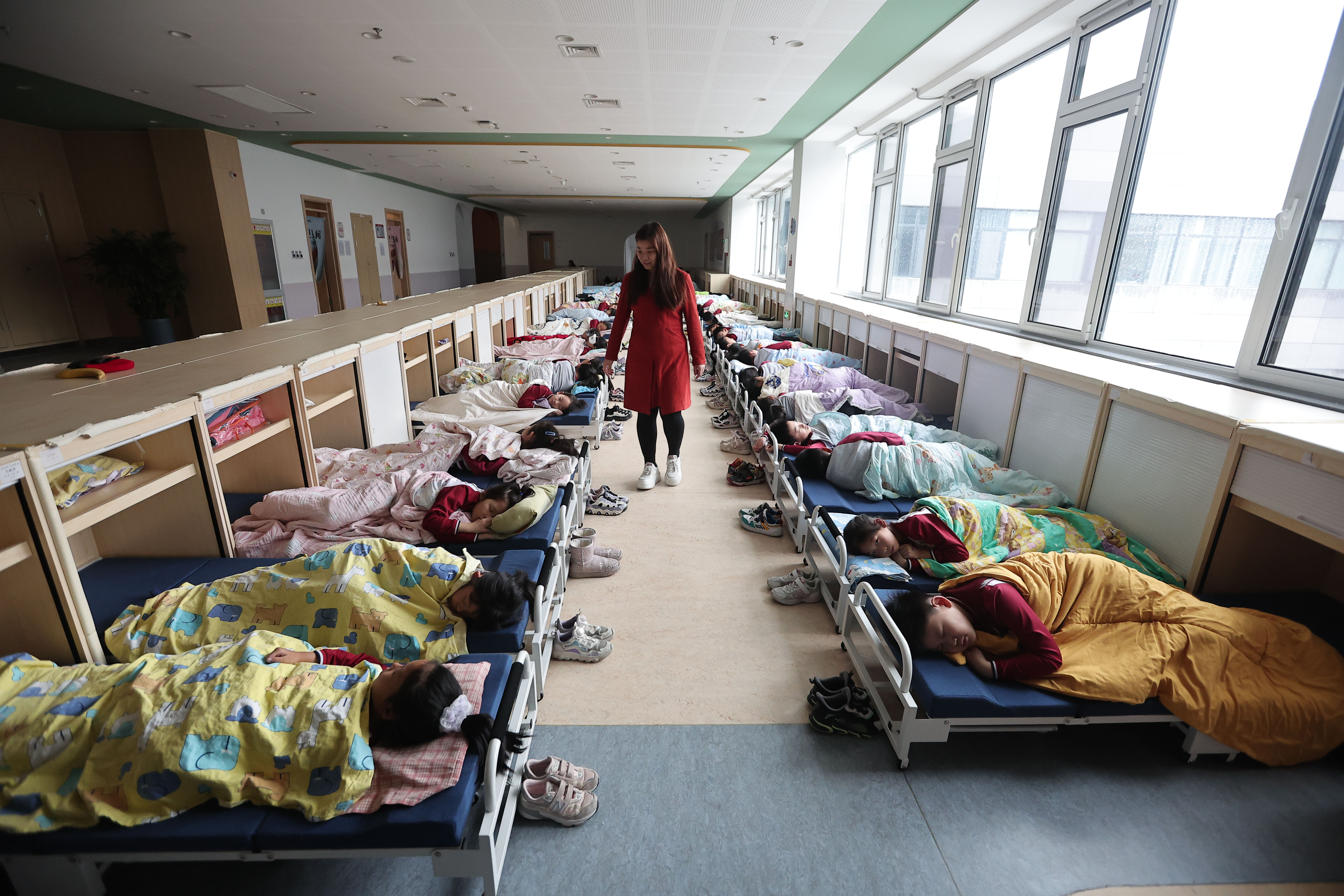 学生午休躺着睡】本学期,天津市西青区为明学校利用教学楼内空间,为