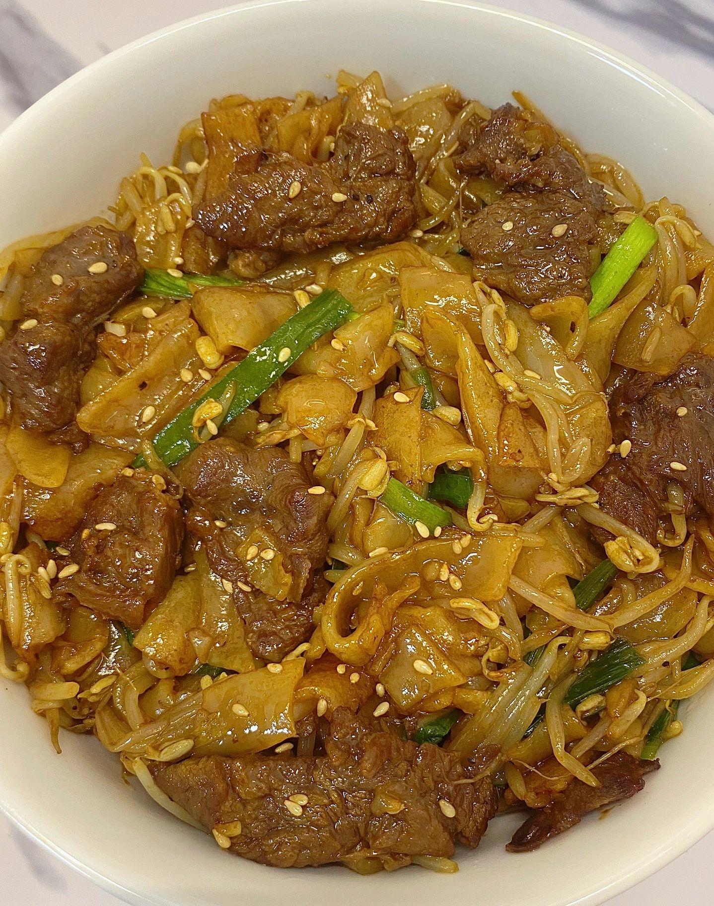 今天做了炒牛河牛肉很嫩很入味粉炒久一点超级软烂真的巨香