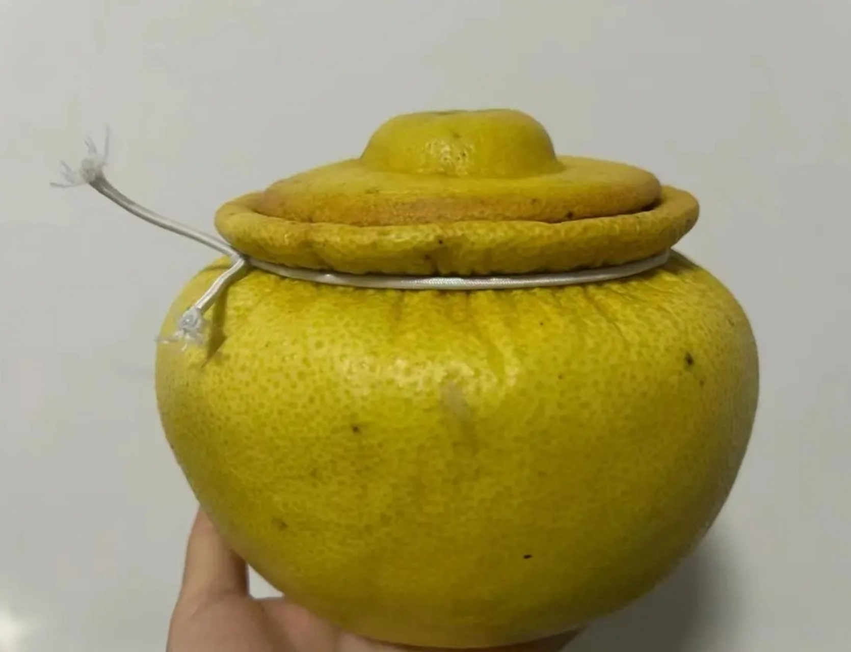 梅州的柚子很甜,老人做的柚子皮罐子,更是心灵手巧