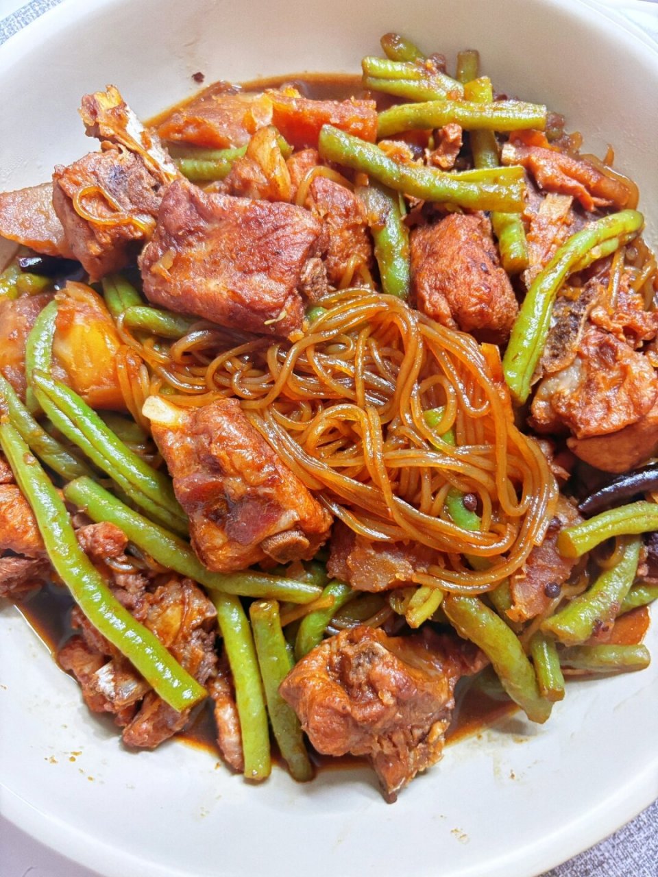 kuku炫啊排骨土豆炖豆角  一锅出,顾名思义,是一道将多种食材炖煮于一