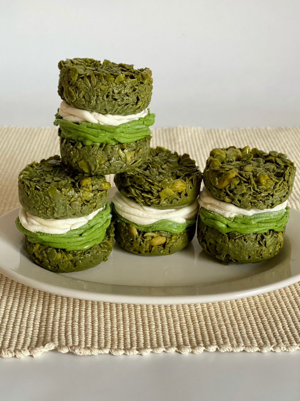 抹茶白巧燕麦脆吨吨  准备食材 抹茶白巧燕麦:白巧克力150g  椰子油15