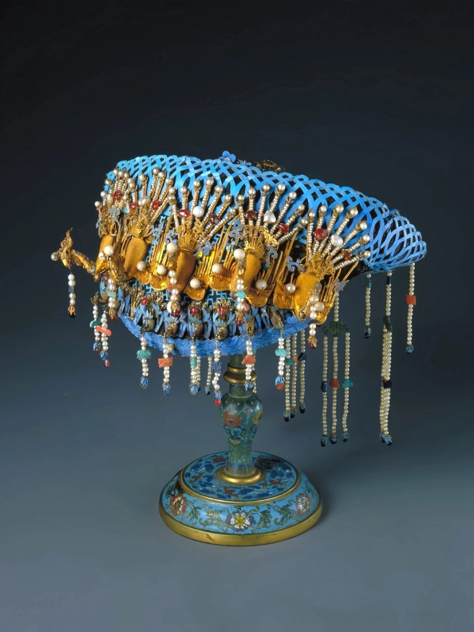 300年前的清代头饰  钿子上的装饰钿花多种多样,而