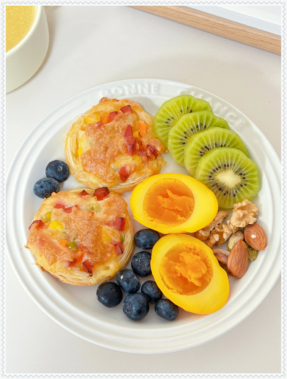 惊艳的小学生早餐  蛋挞披萨,卤蛋,蓝莓和玉米汁的组合.